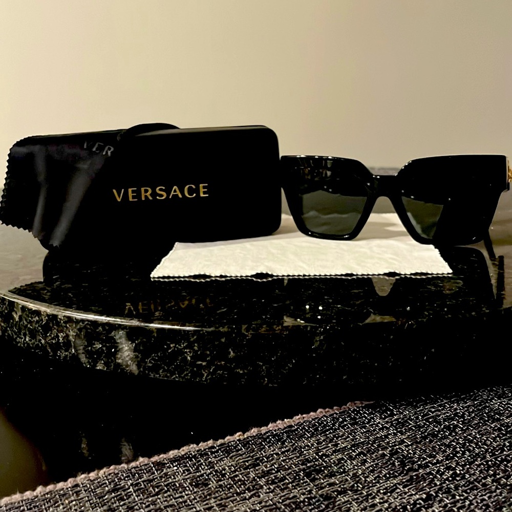 GORGEOUS, Authentic Versace sunglasses!